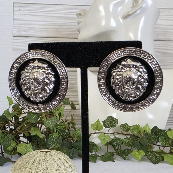 Vintage Chunky Silver Lion Head Medalion Necklace and Earrings Set - Picture 8 of 10